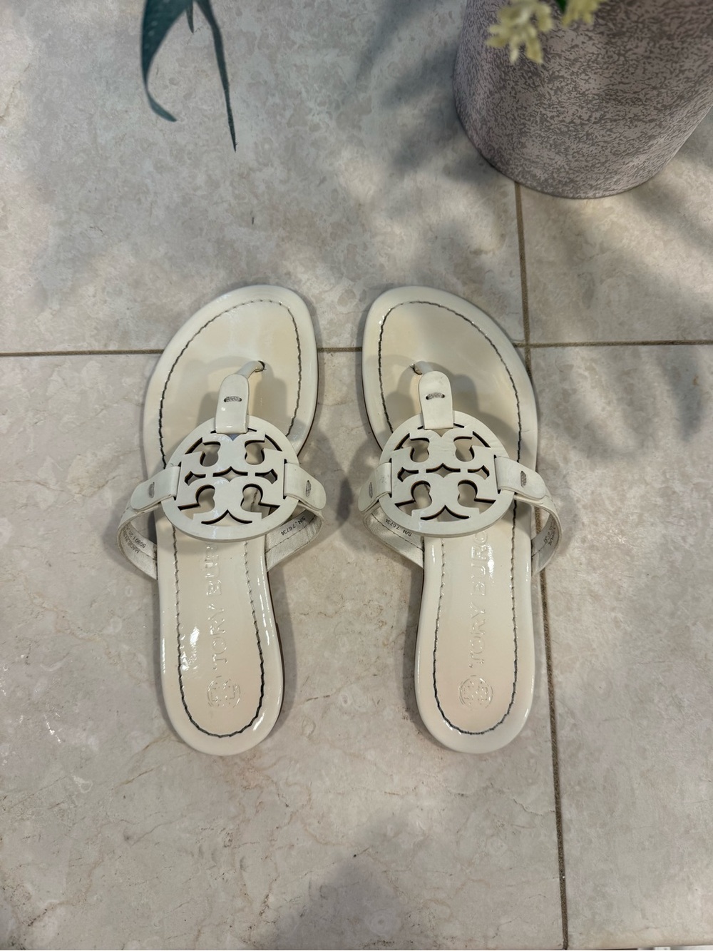 Tory Burch Ivory Patent Miller Thong Sandal Size 6.5 - Picture 4 of 12